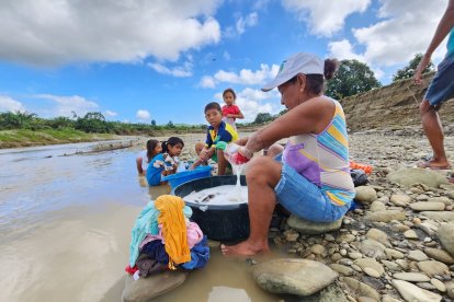 Margarita Valdez lava su ropa en el río Teaone debido a la falta del líquido vital en su casa.