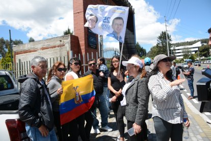 El grupo de personas llegó hasta la funeraria Memorial para las honras exequiales.