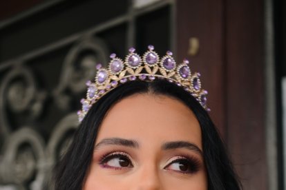 Las texturas satinadas son  perfectas para resaltar el centro del párpado, mientras que un color más oscuro se aplica en el arco para marcar la profundidad del ojo.