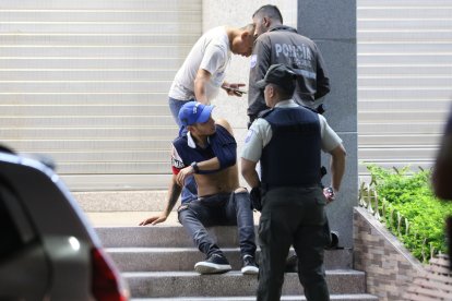 El venezonalo herido fue auxiliado y levado a una casa asistencial.