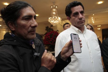 Yaku Pérez muestra en su celular que la candidata correísta Luisa González no responde a sus llamadas.