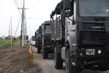 Militares participan de la intervención.