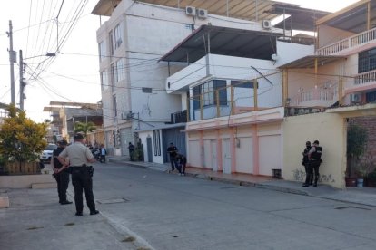 El conductor del taxi circulaba por la calle 16 y avenida 35, de la ciudadela Las Acacias, en Manta, cuando ‘llovió plomo’.