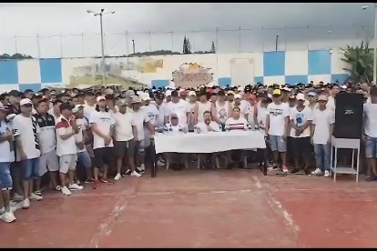 En algunos centros penitenciarios, los presos tenían hasta parlante y micrófono.