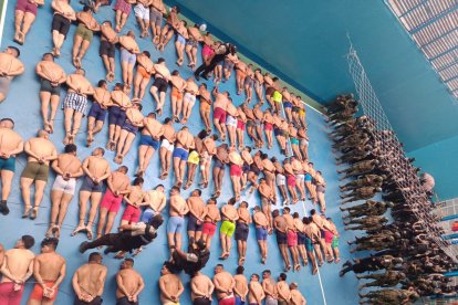 Los reos fueron sacados al patio y allí requisados por los uniformados.