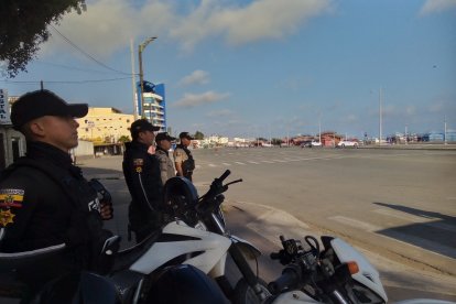 Agentes de la policía realizan patrullajes.