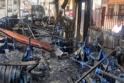El interior del bus incendiado.