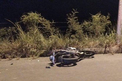 ‘Chispeada’, en un costado de la vía, quedó la moto.