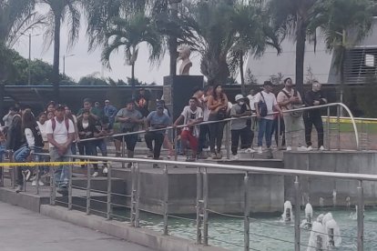 Curiosos observaron la detonación controlada.