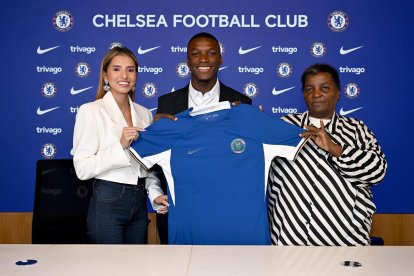 Moisés Caicedo fue presentado en el Chelsea de Inglaterra. Durante la firma del contrato estuvo Paola Salazar (i) y Carmen Corozo (d), madre del jugador ecuatoriano.