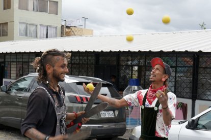 Grupos de circos también participaron en una clausura.