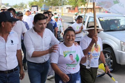Vélez participó en las elecciones para alcalde con su propio movimiento, y ganó.