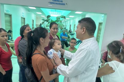 Las personas llevan a sus hijos pequeños para que también los vea el sanador.