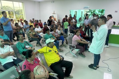 Los pacientes escuchan con atención una charla del sanador, donde les comenta sobre el poder que tienen las palabras y los pensamientos positivos.