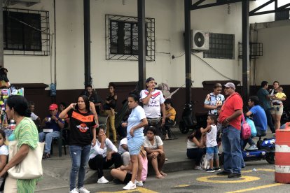 Las amigas de Ximena no paraban de llorar por la muerte de la joven.