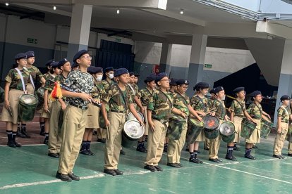 La banda es liderada por Luis Rodríguez (bastón con pompón rojo), el Tambor Mayor, escogido entre los demás por su altura superior al resto de chicos.