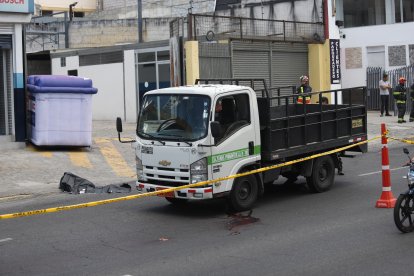 El camión quedó abandonado, pues el conductor se fugó del sitio.