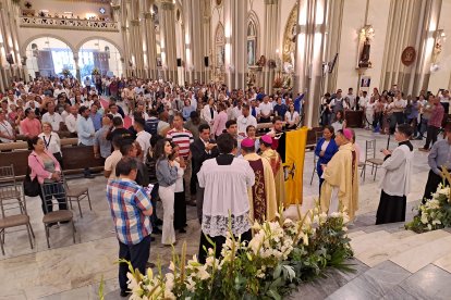 Cuatro de los candidatos a la presidencia de la República del Ecuador fueron al altar para sostener la bandera de la nación.