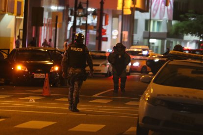 1. Agentes de la Unidad de Antiexplosivos llegaron al lugar para verificar la alerta.