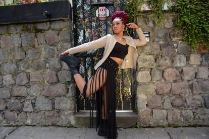 Admira a su mamá y es fanática de las botas.