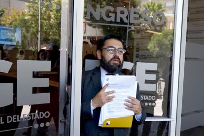 El abogado Marco Yaulema muestra los documentos que presentarán.