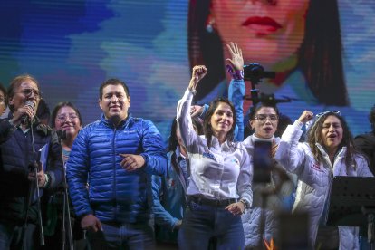La candidata Luisa González junto a su compañero de fórmula, Andrés Arauz.