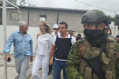 Daniel Noboa votó junto a su esposa y su madre en un colegio de Olón