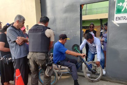 Con dificultad, pero se animó a votar.