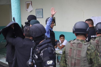 El candidato Zurita rodeado de militares mientras ejerce su voto