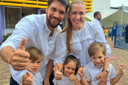 El candidato Jan Topic arribó a votar con su familia