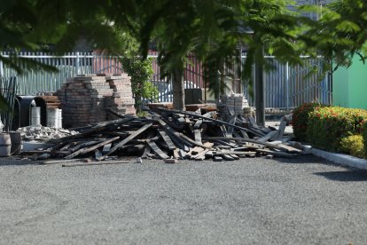 Material arrumado en el parque Viernes Santo, a la espera de mejoras.