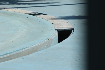 Algunas rejillas del área de piscina de los parques han sufrido daños o se las han llevado.