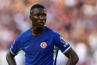 Moisés Caicedo debutó con el Chelsea, en la derrota sufrida frente al West Ham.