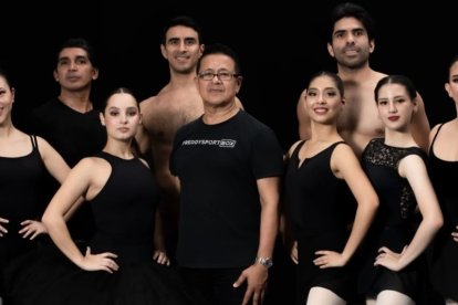 Freddy Rivadeneira con los bailarines de Étoiles, en los ensayos previos a la presentación del domingo 27 de agosto.
