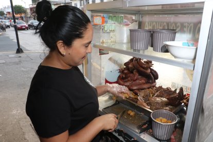 Jéssica Espinoza se dedicó a vender caldo de salchicha desde temprano, le fue bien, muchas personas compraron en la 29 y Agusto González.