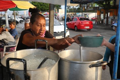 En la 29 y la J, cerca de un recinto electoral, Juanita vendía encebollado en bandejas, también tenía seco de gallina, guatita y full comida deliciosa. Hasta daba la yapa.