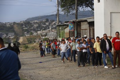 Así eran las filas en los exteriores de los colegios del noroeste de Guayaquil.
