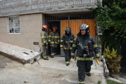 Personal del Cuerpo de Bomberos de Quito acudió para la atención de la emergencia.