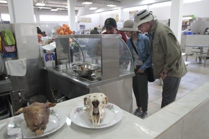Los turistas se quedan asombrados al ver este singular platillo.
