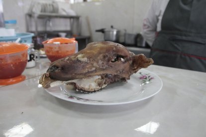 El popular caldo de calavera es ‘caída y limpia’ en el mercado de santa clara, en Quito