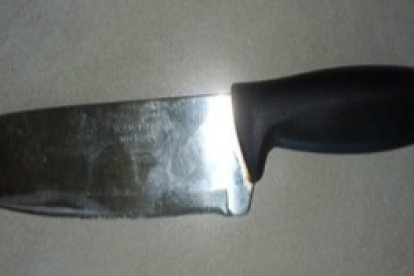 Este cuchillo fue hallado en poder de las sospechosas.