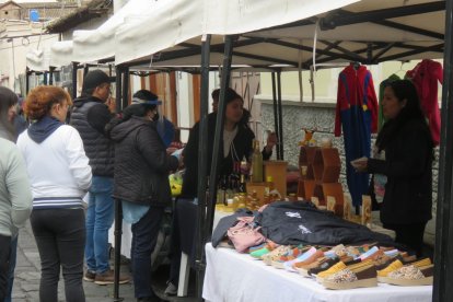 Artesanos expenden sus productos para la fiesta deportiva.