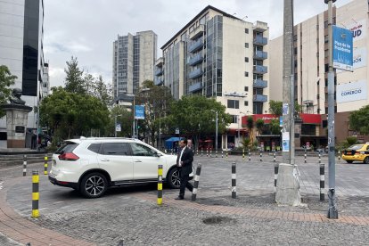 En La Mariscal reclaman que los conductores no respetan los cruces peatonales.