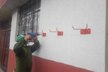 En la Mena 2 se han colocado dispositivos para colgar la basura.