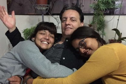 Las hermanas atesoran fotos de momentos compartidos con el candidato asesinado.