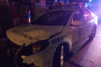 Así quedó el vehículo policial tras el impacto con la moto.