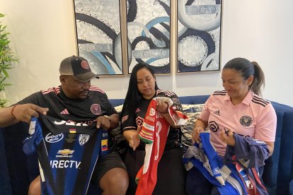 La familia con las camisetas que usó Dixon hijo: Arroyo papá con la de Independiente del Valle, María Daniela Villafuerte (prima) con la de Liga de Loja y Sandra con la de Emelec.