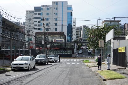 Los delincuentes escaparon en sentido contrario por la calle Bello Horizonte, hasta llegar a la avenida 6 de Diciembre.