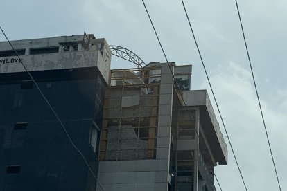 La fachada del edificio se cae a pedazos con el paso del tiempo.