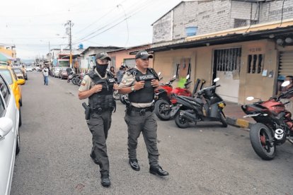 Personal policial lleva a cabo patrullajes preventivos tanto a pie como en motocicleta.